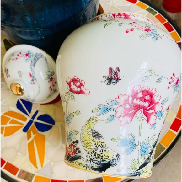 NWT Hand Painted Urn/Vessel Featuring Pheasants,Flowers,Foliage,Detailed Designs - Picture 4 of 16